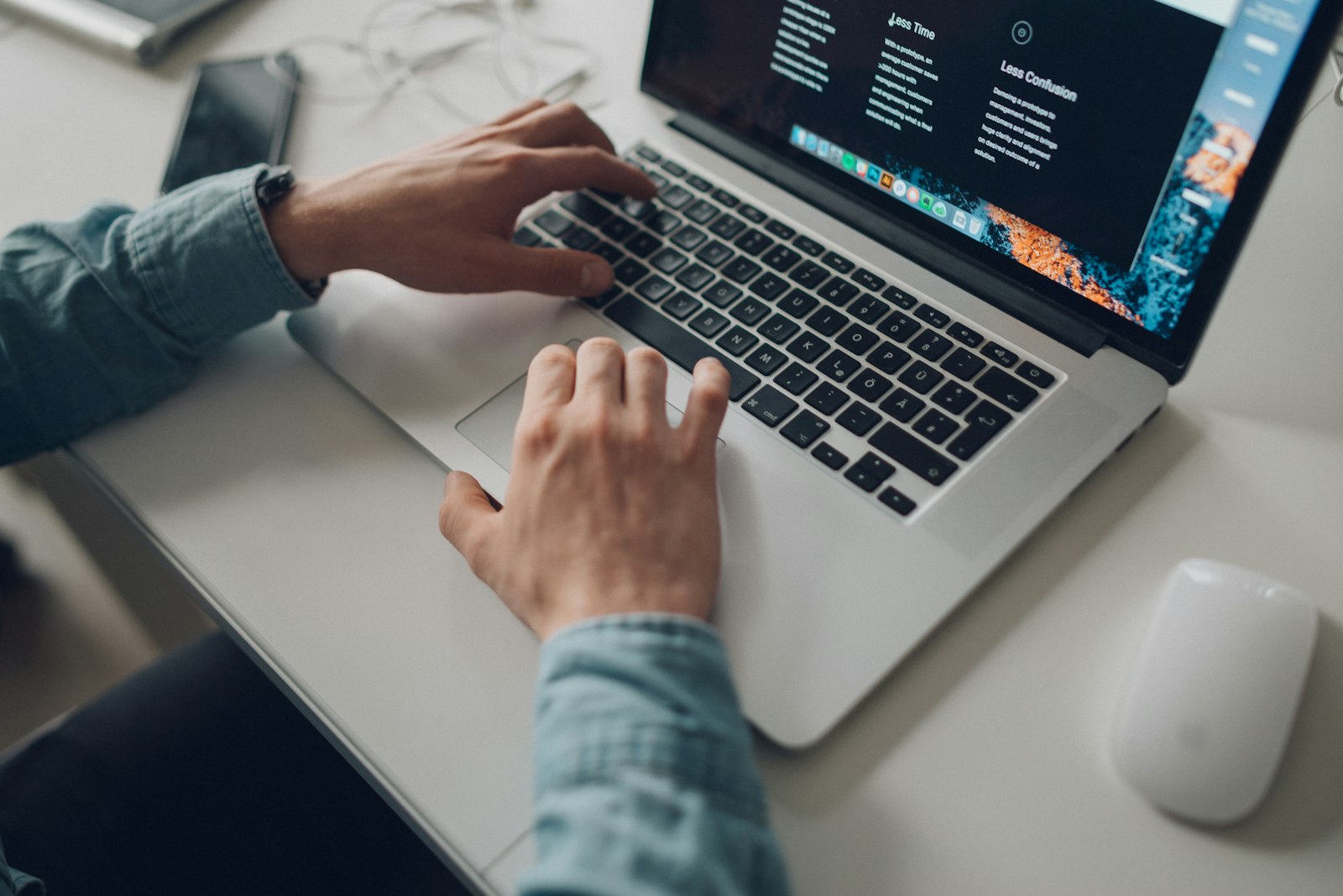 İçeriği gözden geçirip düzenlerken laptopta yazan bir kişi