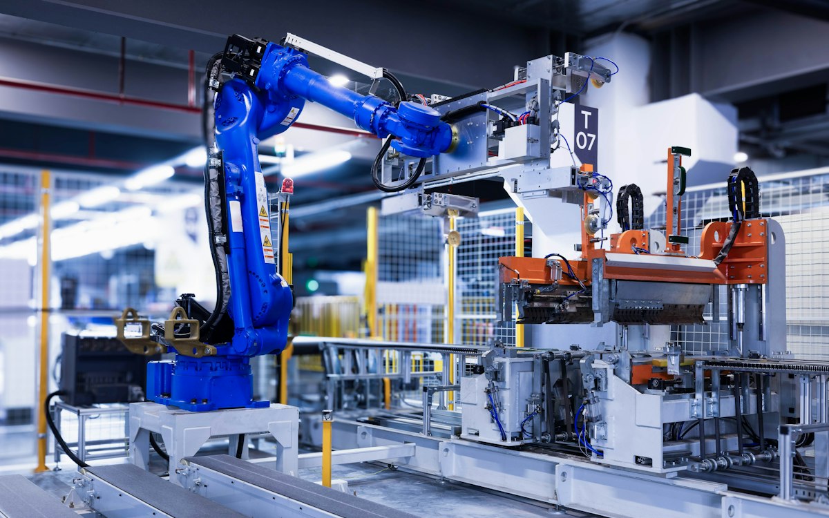 Otomatik bir üretim hattında çalışan endüstriyel robot kolu